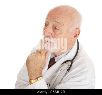 Coppia medico esperto perso nel pensiero isolato su bianco Foto Stock