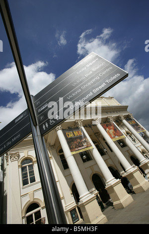 Città di Nottingham, Inghilterra. Un turista direzione segno con il Teatro Reale a Piazza Teatro in background. Foto Stock