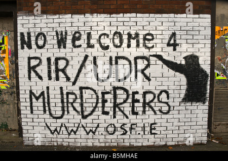 Il repubblicano/Nazionalista sul murale Divis Street/Falls Road. 'No Benvenuti 4 RIR/UDR assassini. www.osf.ie' Foto Stock