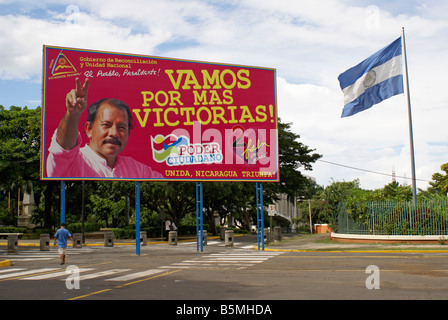 FSLN cartellone elettorale che mostra il leader Sandinista Daniel Ortega in downtown Managua, Nicaragua Foto Stock