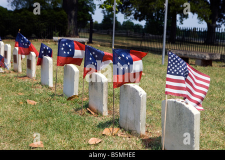 Pietre di testa contrassegnare le tombe di uno sconosciuto soldato dell'Unione e alcuni soldati confederati, Confederati cimitero, Appomattox Foto Stock