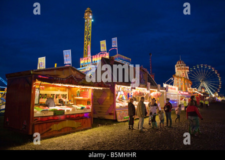 Il cibo e il premio platea in un luna park (specificamente "Crossing' annuale fiera sulla città di Newcastle Moor) Foto Stock