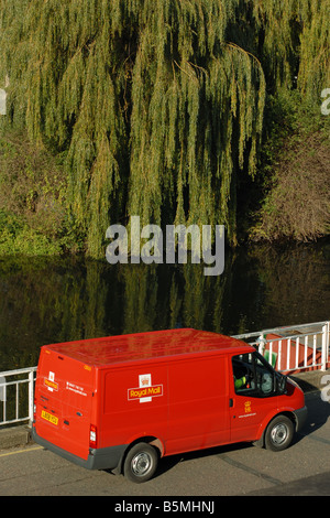 Royal Mail delivery van parcheggiato a fianco del fiume Cam Cambridge Inghilterra England Foto Stock
