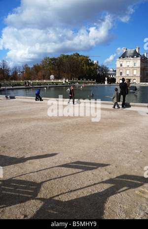 Parigi, Jardin du Luxembourg : ombres de chaises, bassin et Sénat Foto Stock