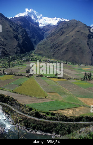 Mt Veronica (o Wakay Willca) e i campi sul conoide alluvionale vicino a km 77, Fiume Urubamba in primo piano, Inca Trail, Perù Foto Stock