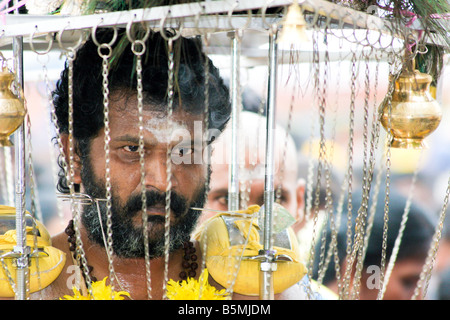 Penitente con guance forato durante il festival di thaipusam, Grotte Batu, Malaysia Foto Stock