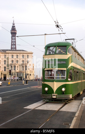 Il tram a Blackpool fronte mare Foto Stock