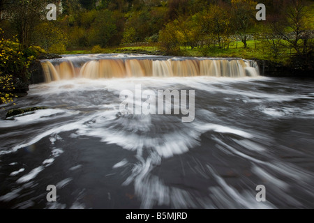 Wain Wath vigore nel novembre dopo heavy rain Swaledale superiore Yorkshire Dales National Park Foto Stock