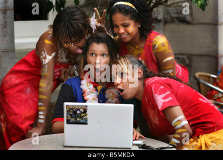 Australiani indigeni ragazze giocare con una fotocamera del computer Foto Stock