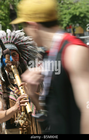 Città di Nottingham, Inghilterra. Red Indian street entertainer in Nottingham City Centre. Foto Stock