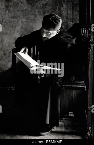 Un monaco legge la Bibbia, Ortodossa Etiope monastero costruito sul tetto del Santo Sepolcro di Gerusalemme Israele Foto Stock