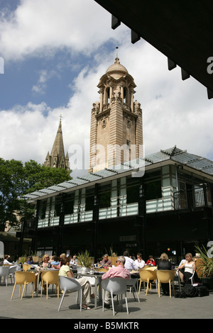 Città di Nottingham, Inghilterra. Il Nottingham Playhouse Theatre con il teatro café e il ristorante al primo piano. Foto Stock