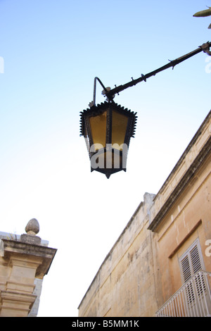 Vecchia lampada in angolo di strada di Mdina, la vecchia capitale di Malta Foto Stock