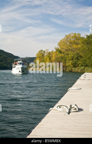 Passeggero piccolo traghetto sul fiume Krka in autunno sole Parco Nazionale di Krka Dalmazia Croazia Europa Foto Stock