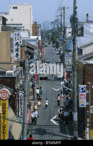 La gente camminare lungo una strada stretta a Kyoto in Giappone Foto Stock