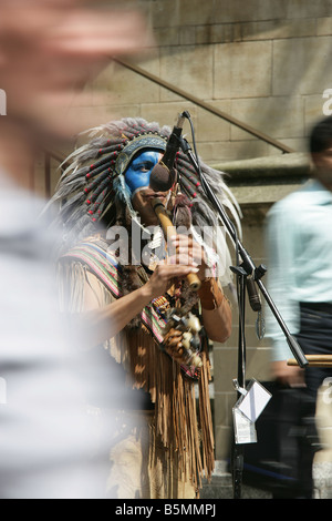 Città di Nottingham, Inghilterra. Red Indian street entertainer in Nottingham City Centre. Foto Stock