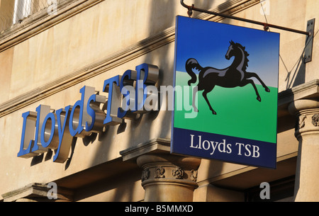 Lloyds TSB Bank cavallo nero segno appeso al di fuori di un Warwickshire high street branch Foto Stock