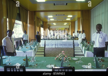 Fotografia storica dell'interno della sala da pranzo del Nilo Hotel Kampala Uganda Africa orientale nel settembre 1990 Foto Stock