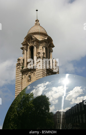 Città di Nottingham, Inghilterra. Il Nottingham Playhouse Theatre tower con il Anish Kapoor progettato Sky specchio in primo piano. Foto Stock