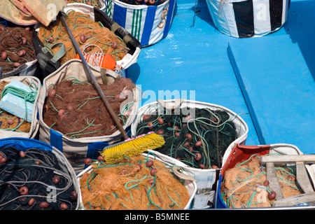 Le reti da pesca di diversi colori. Giallo, verde, rosso arancione, marrone su blu azzurro barca da pesca ponte principale Foto Stock