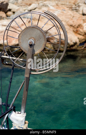 Cipro nazionale di barche da pesca in porto Aiga Napa particolare della rete di verricello Foto Stock