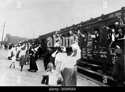 8 1914 8 28 A1 1 e treno di truppa Berlin 1914 I Guerra Mondiale 1914 18 Berlin partenza di un trasporto truppe in treno da una stazione di Berlino Foto Stock