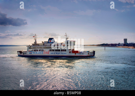 Traghetto per l'isola di Wight entrando nel porto di Portsmouth Foto Stock