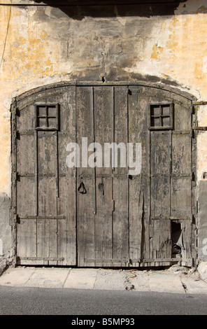 Rustico di una vecchia porta di legno. Foto Stock