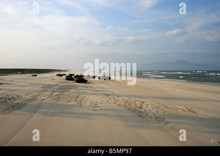 Barche di pescatori sulla spiaggia di Cina in Vietnam Foto Stock