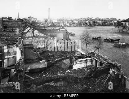 9 1914 8 26 A1 1 e East vista frontale di una città in rovina foto la Prima Guerra Mondiale sul fronte orientale battaglia vicino a Tannenberg Masuren Prussi Est Foto Stock