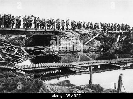 9 1917 8 5 A1 e le truppe inglesi pass Ypres Canal 1917 Guerra Mondiale uno 1914 18 fronte occidentale Battaglia delle Fiandre 31 Juli mendicare De cembe Foto Stock