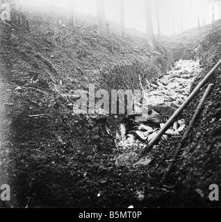 9FK 1915 4 0 A1 1 e Mass grave vicino a Les Eparges 1915 I Guerra Mondiale fronte occidentale Battaglia di Les Eparges Dep Mosa 18 km a sud-ovest o Foto Stock