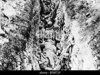 9FK 1916 6 15 A1 E Verdun 1916 Sleeping soldati francesi I Guerra Mondiale Francia battaglia di Verdun 1916 francese soldati reserce sleepin Foto Stock