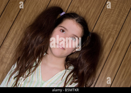 Preteen ragazza con due grandi ponytails posa modello rilasciato Foto Stock