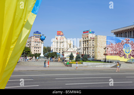 Giorno di indipendenza, ucraino bandiere nazionali battenti in Maidan Nezalezhnosti, Piazza Indipendenza, Kiev, Ucraina Foto Stock