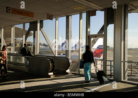 Interno passerella passeggeri all'aeroporto JFK di New York America USA Delta società Boeing sul piazzale del terminal 3 Foto Stock