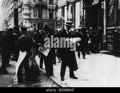 9RD 1914 8 1 A1 1 e proclamazione della guerra 1914 Scene di strada Grande guerra 1914 18 La Germania dichiara guerra alla Russia 1 Agosto 1914 di scena sul t Foto Stock