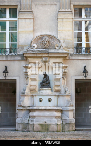 Un vecchio xvii secolo Fontana al Hotel de Villacerf Rue de Turenne Paris Francia France Foto Stock