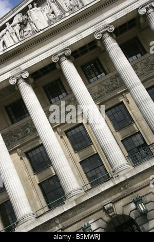 Città di Nottingham, Inghilterra. Angolo di visualizzazione delle colonne e fregi di Nottingham Casa consiglio. Foto Stock