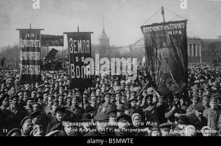 9RD 1917 5 1 A1 2 1 maggio in Petrograd 1917 Palace Sq Russia 1 Maggio 1917 18 Aprile Raduno sulla Piazza del Palazzo in Petrograd soldi Foto Stock