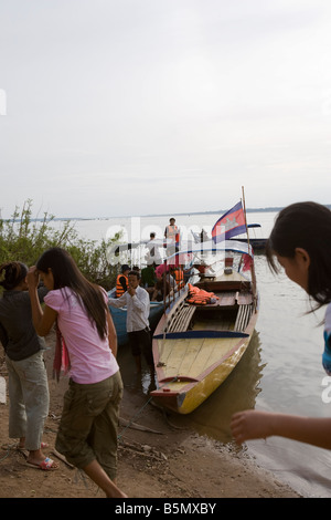 Alla ricerca di delfini Irrawaddy sul fiume Mekong in corrispondenza ad esempio Kampi villaggio vicino a Kratie Cambogia Foto Stock