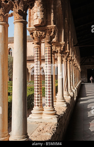 La Cattedrale di Monreale Chiostro mostra decorate doppie colonne, Monreale, sicilia Foto Stock