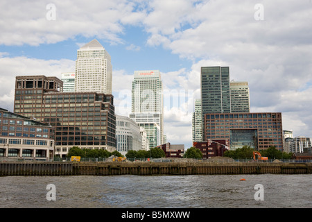 Il Canary Wharf, la torre di Citigroup e altri edifici per uffici come visto attraverso il Fiume Tamigi Foto Stock