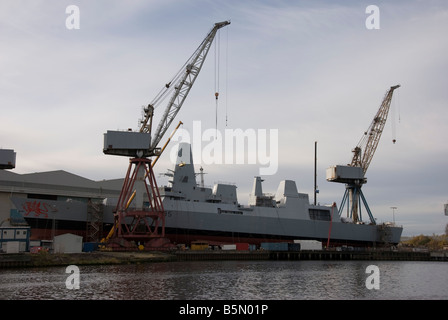 Tipo 45 cacciatorpediniere HMS Dragon in via di completamento Govan Shipyard Fiume Clyde Glasgow Foto Stock