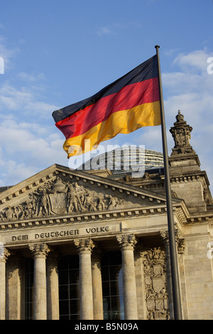 Il tedesco bandiera nazionale di fronte al Parlamento tedesco edificio, Berlino, Germania Foto Stock