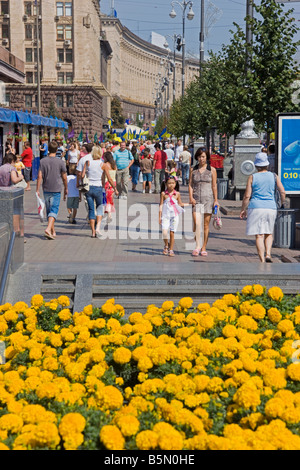 La gente camminare lungo la principale Khreshchatyk Street, Kiev, Ucraina Foto Stock