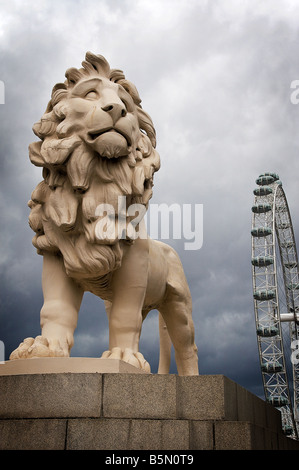 South Bank Lion sul Westminster Bridge con il London Eye in background in città capitale d'Inghilterra Foto Stock