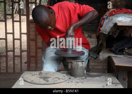 Lavoratore di ceramiche gettando pot presso Prespot ceramiche works Bamessing provincia nord-occidentale del Camerun Foto Stock