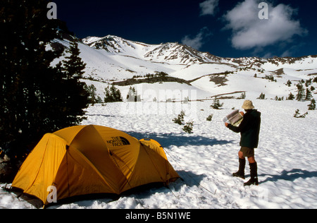 Mike Vining lettura mappa Gulch valanga back Mount Shasta California USA tende da campeggio Alpinismo Foto Stock