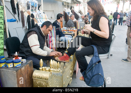 Turchia Istanbul stand di lucidatura scarpe client femmina avente le sue scarpe lucide Foto Stock